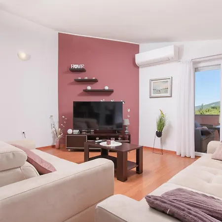 Dola Near Split - Private Pool, Orchard, Peace Villa Dicmo