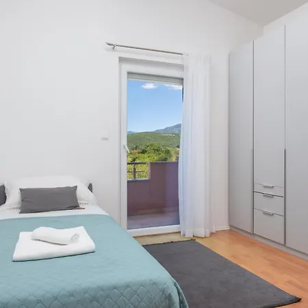 Dola Near Split - Private Pool, Orchard, Peace Dicmo