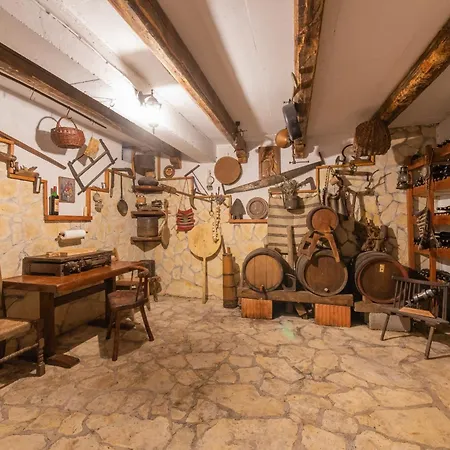 Dola Near Split - Private Pool, Orchard, Peace Dicmo