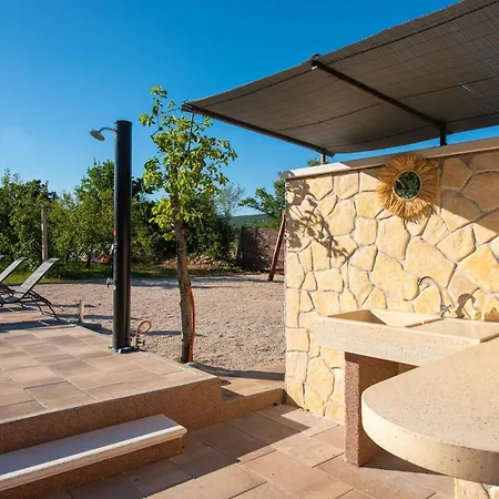 Dola Near Split - Private Pool, Orchard, Peace Dicmo