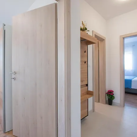 Dola Near Split - Private Pool, Orchard, Peace